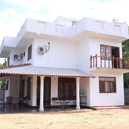 Hotel Whitehouse Тисамахарама Екстериор снимка