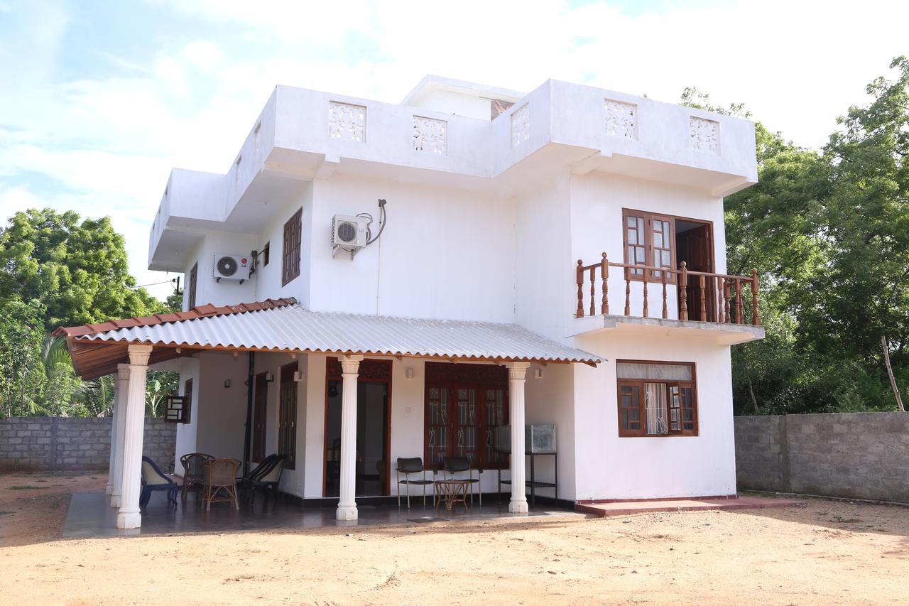 Hotel Whitehouse Тисамахарама Екстериор снимка